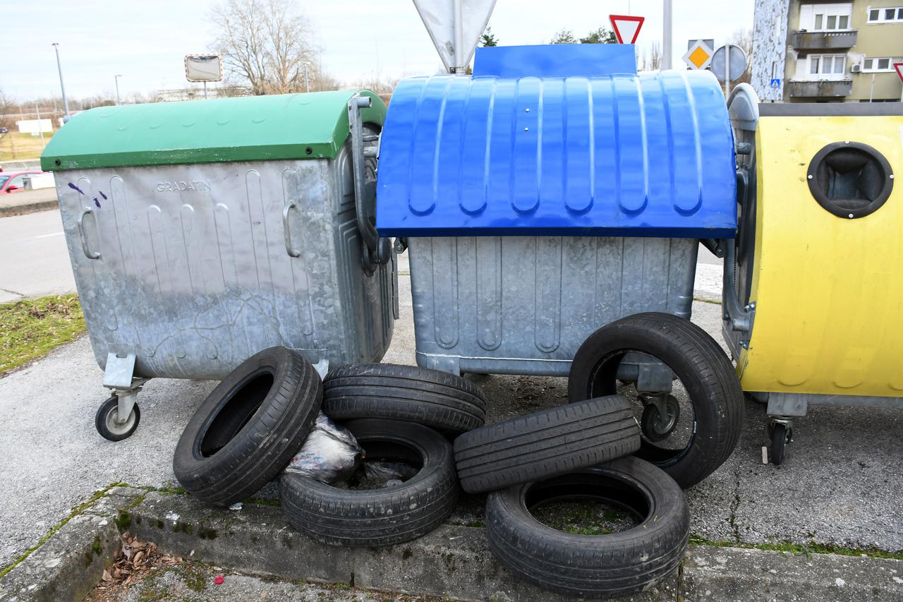 Sisak: Odbačene automobilske gume pored kontejnera a ne u reciklažno dvorište već dva mjeseca nagrđuju okoliš