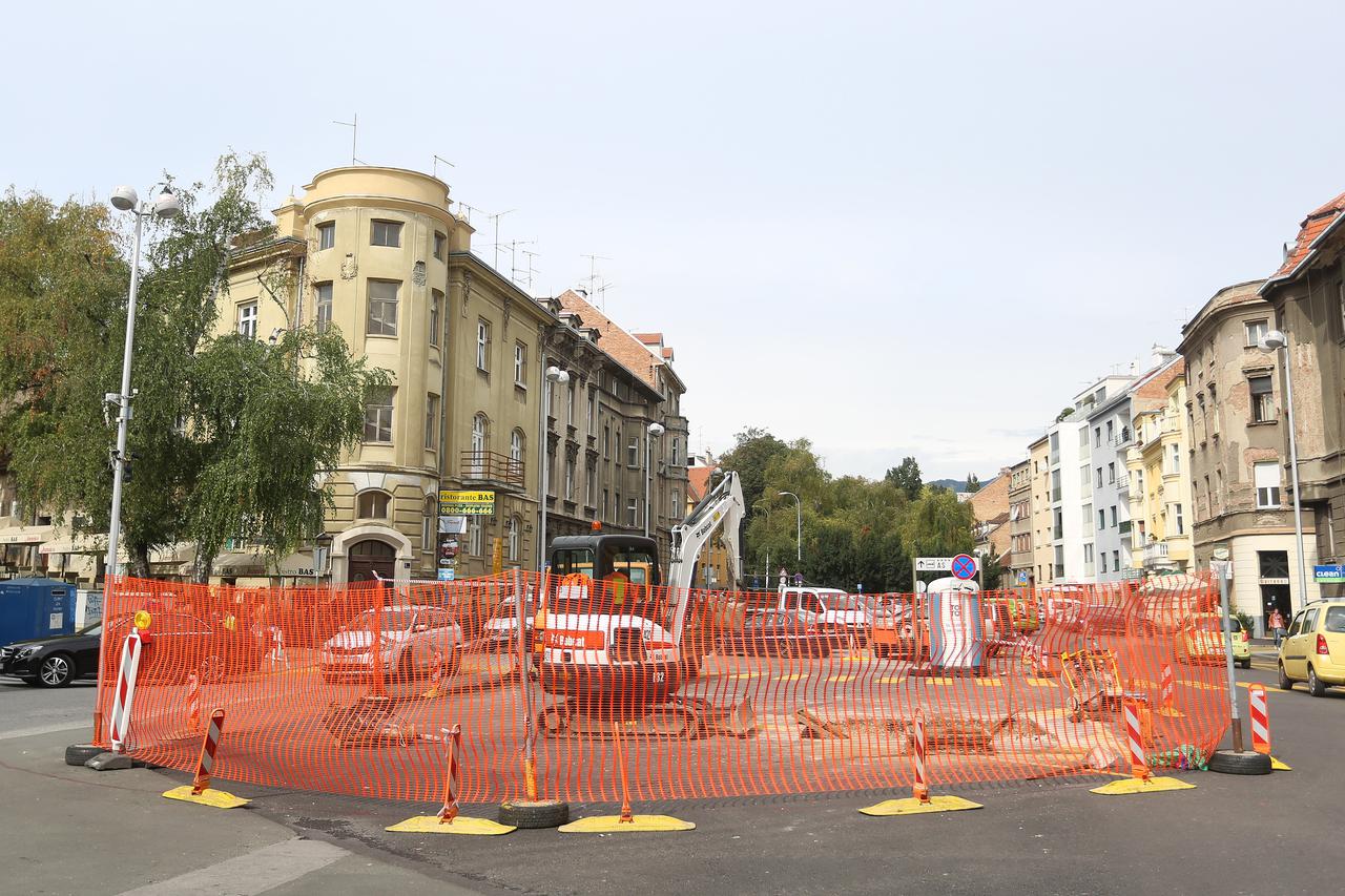 04.10.2016., Zagreb - Na Britanskom trgu nastavljeni su radovi njegove rekonstrukcije. U planu je izgradnja kruznog toka s fontanom. Photo: Borna Filic/PIXSELL