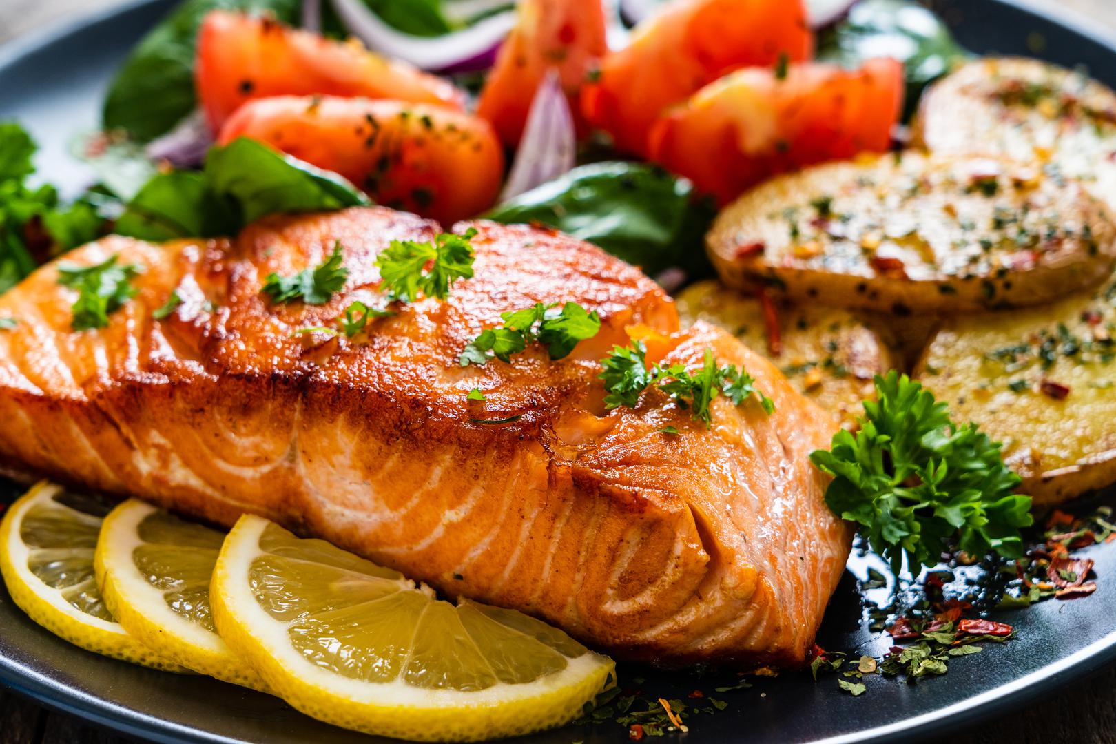 Riba: Riba sadrži omega-3 masne kiseline koje su neizostavne za svakoga tko ima problema sa srcem i krvožilnim sistemom. Nezasićene masne kiseline u ribi poboljšavaju tekuća svojstva krvi i sprječavaju sljepljivanje krvnih zrnaca. Osobama s povišenim krvnim tlakom preporučuje se jesti što masnija riba kao na primjer skuša, inčuni, sardina ili tuna i to dva puta tjedno. U prehranu možete dodati i riblje ulje koje blago smanjuje krvni pritisak te štiti krvne žile. Ako niste ljubitelj mora, omega-3 masne kiseline možete konzumirati u obliku tableta kao dodatak prehrani.