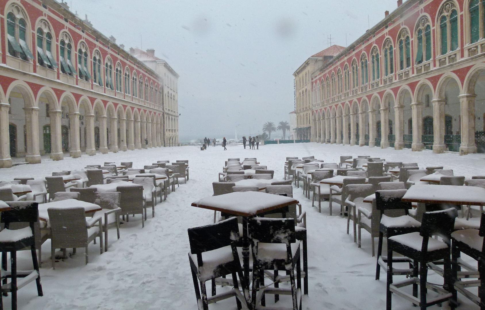 Prije točno 12 godina, 3. veljače 2012., Split se probudio pod snježnim pokrivačem od 20-ak centimetara.

