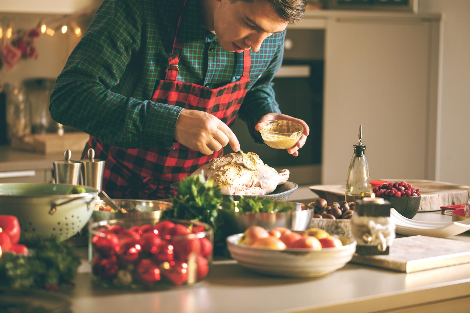 2. Ograničite jedenje vani: Kuhanje obroka kod kuće omogućuje vam kontrolu kvalitete sastojaka, veličine porcija i drugih čimbenika koji mogu utjecati na vaše zdravlje i težinu. Kada želi prevagnuti vagu u svoju korist, Hennigan izbjegava hranu za van i restorane. 