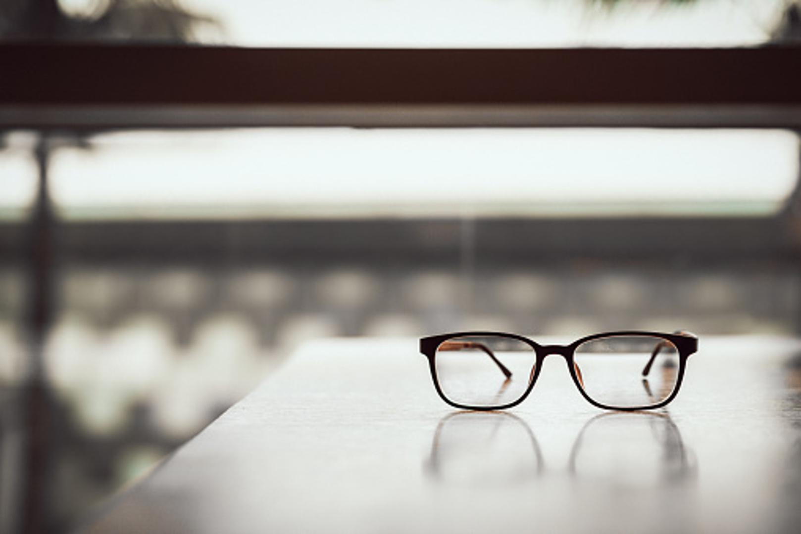 Naočale se nikada ne smiju ostaviti lećama okrenute prema stolu jer se time povećava opasnost od grebanja. 