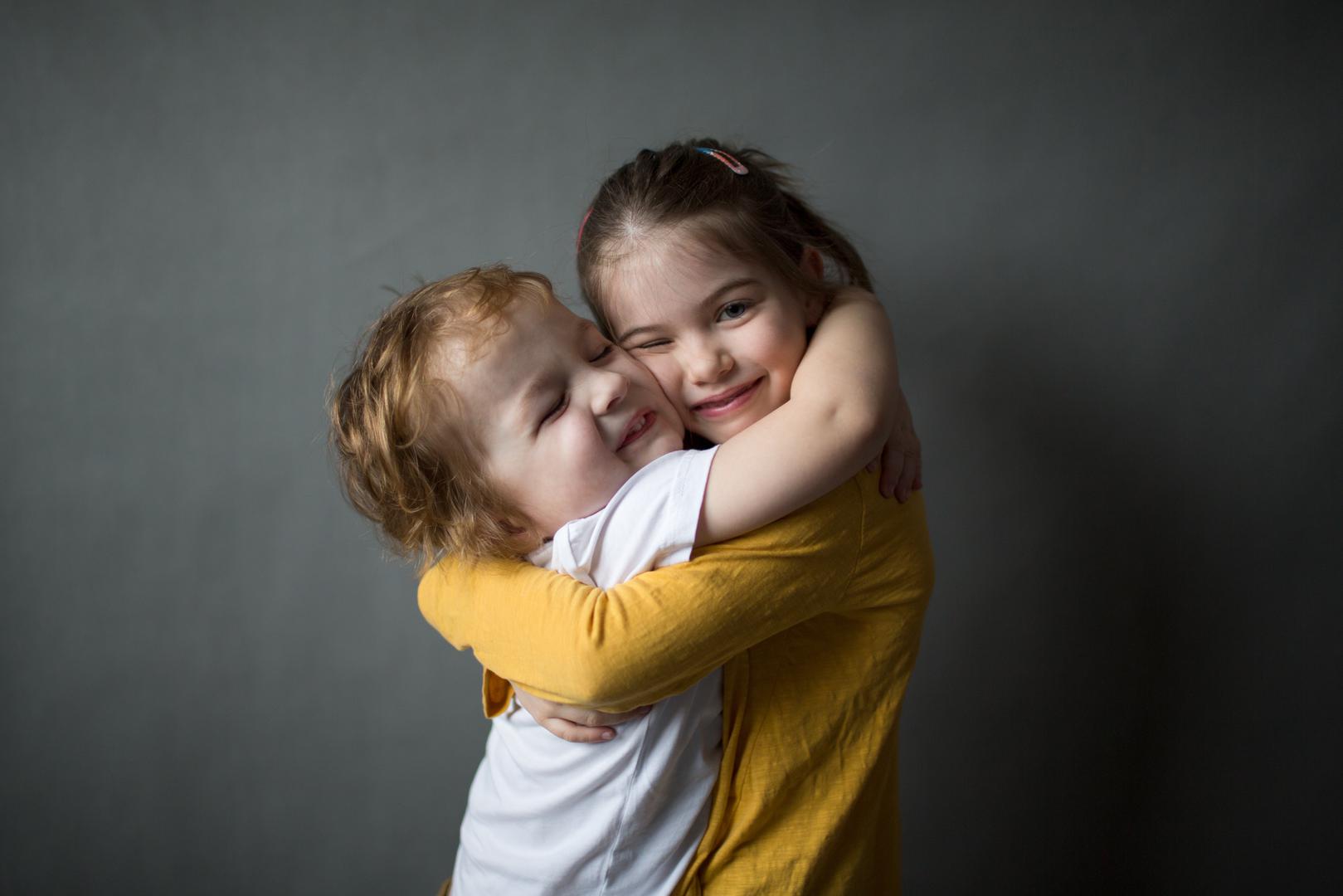 Djeca su sretnija-zagrljaj djeci pomaže da zaporave sve loše osjećaje i događaje te im smanjuje strah.