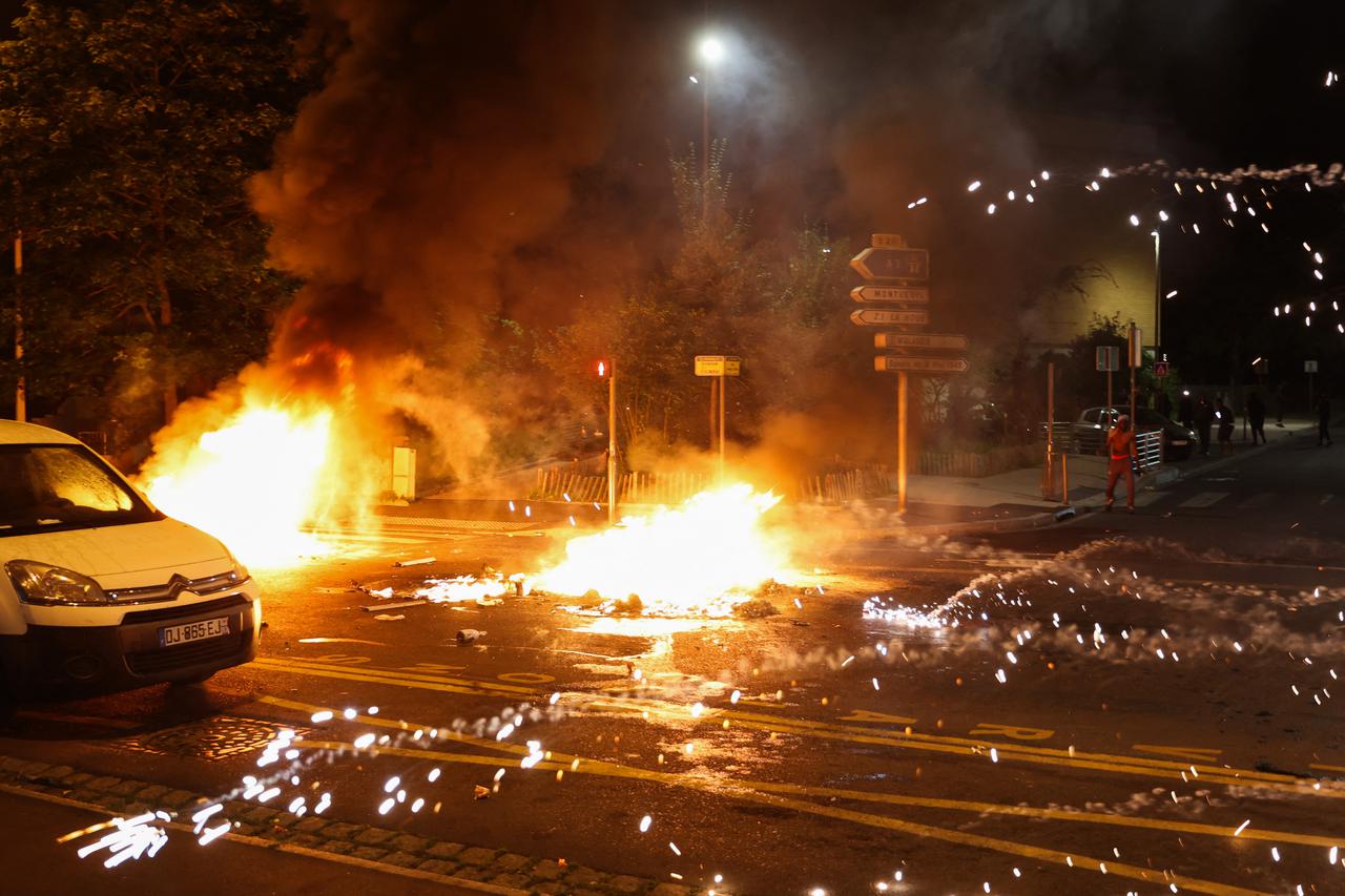 Eskalacija nasilja u Francuskoj: Zapaljeni automobili, kontejneri i barijere