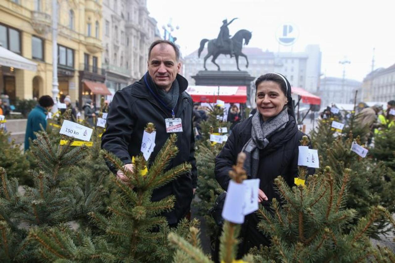 Zagreb: Brojni građani odazvali se humanitarnoj prodaji božićnih drvaca na glavnom Trgu