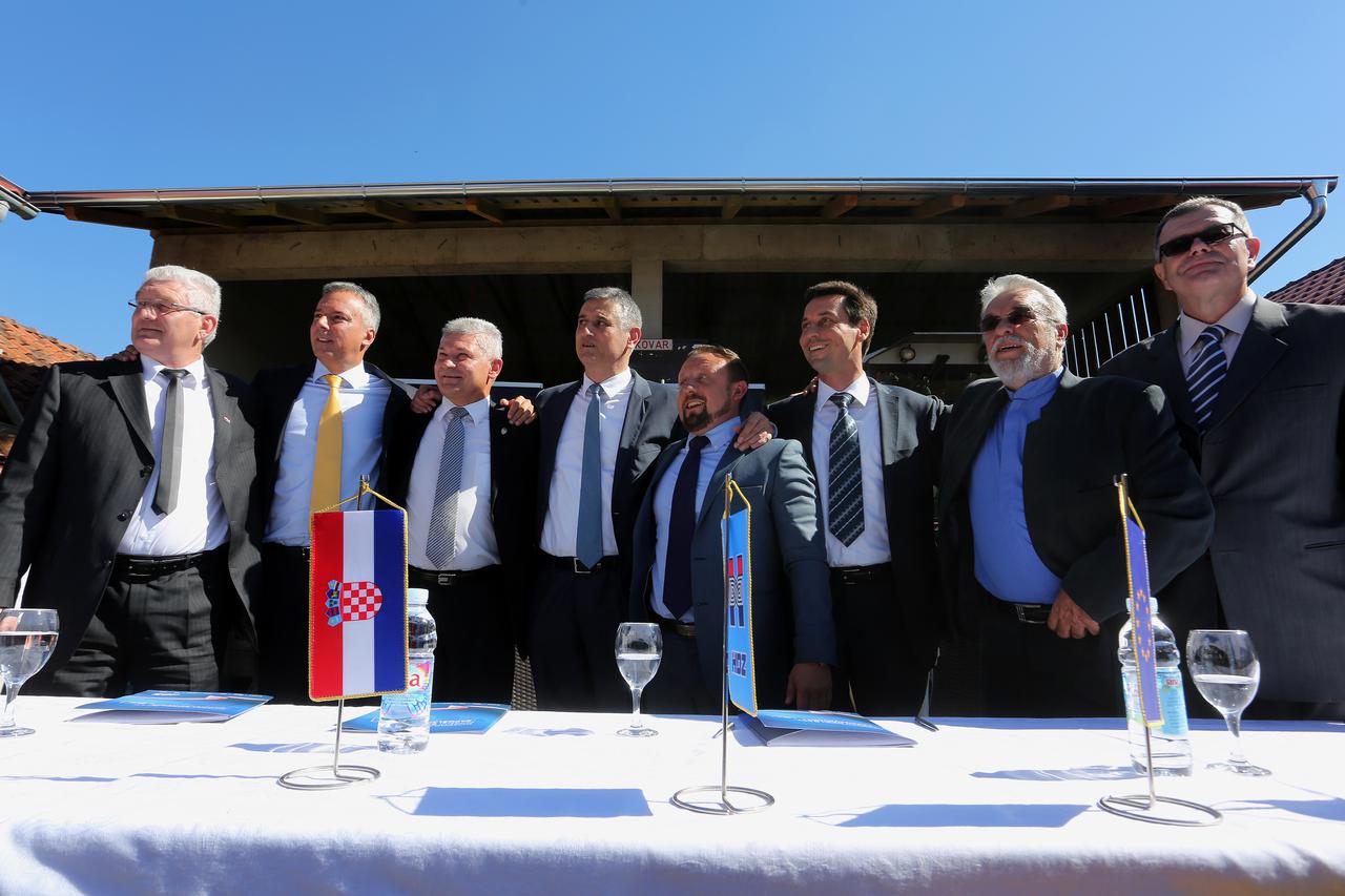 21.09.2015., Vukovar - Na OPG-u Katice Sekulic potpisan je koalicijski sporazum za parlamentarne izbore koji su potpisali HDZ, HSS, HSP AS, HSLS, BUZ, HRAST, HDS, ZDS. Photo: 