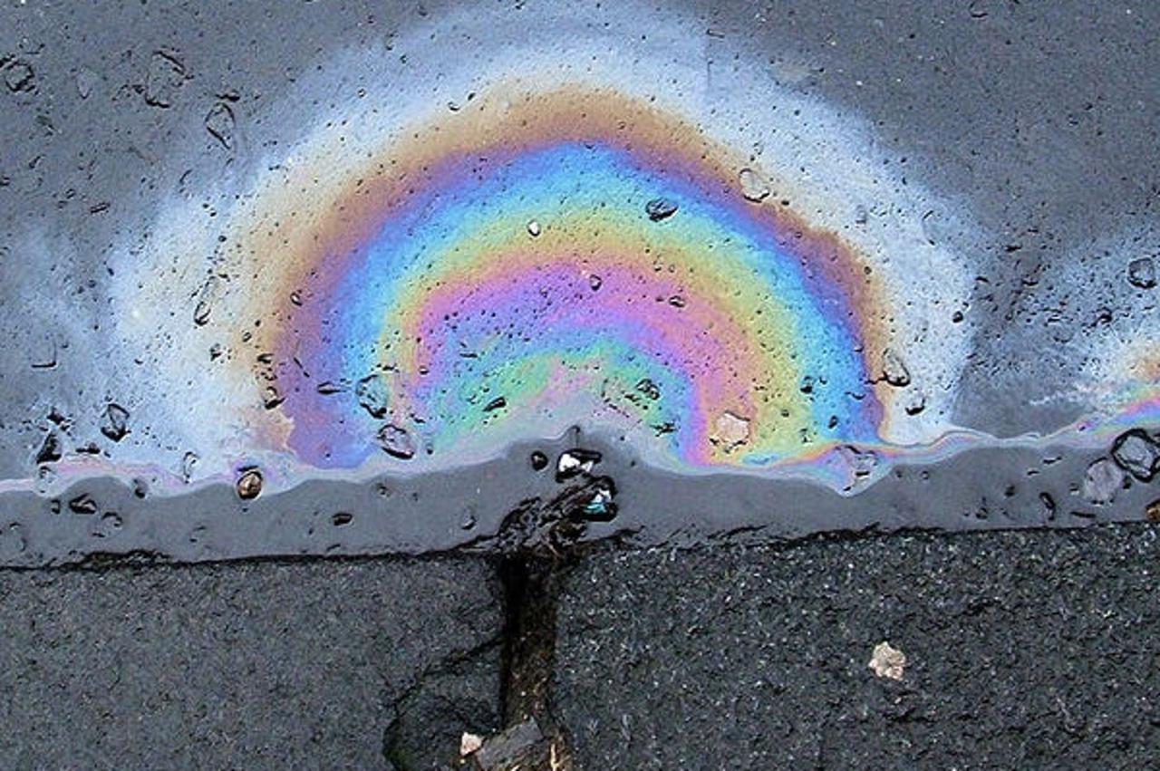 Mrlja nafte na asfaltu