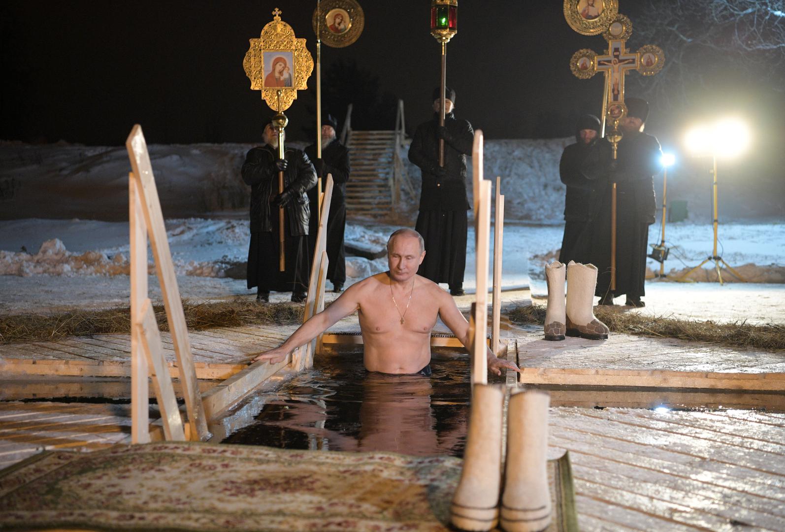Brojni Rusi poveli su se za njegovim primjerom kupajući se na ledenim temperaturama do -40 stupnjeva u Jakutskoj, na ruskom Dalekom istoku, piše u priopćenju ruskog ministarstva za izvanredna stanja, ne navodeći broj sudionika
