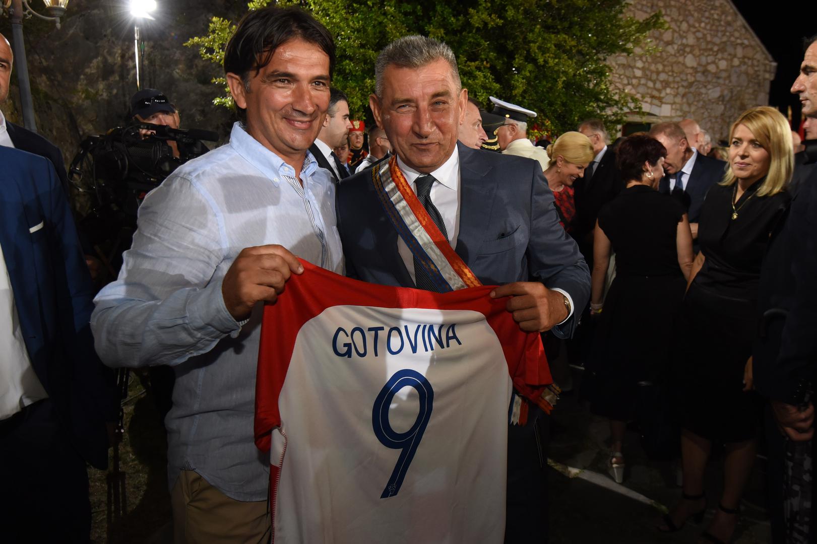 Dalić se susreo i s generalom Antom Gotovinom kojem je darovao dres hrvatske reprezentacije