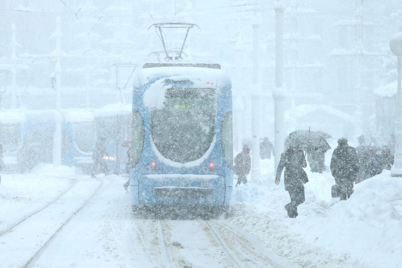 Zagreb: Zbog snijega u gradu otežan je promet