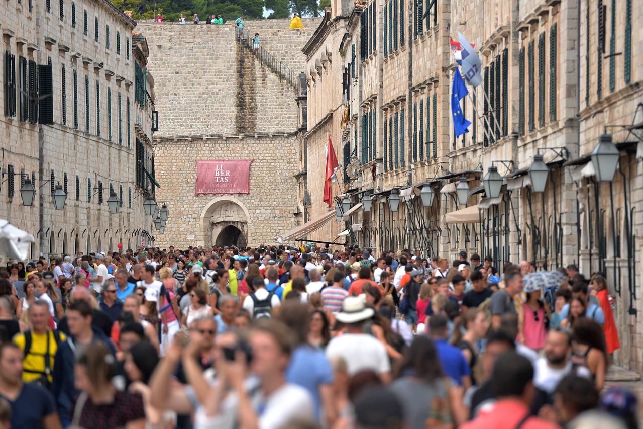07.08.2016., Dubrovnik - Lose vrijeme nije omelo turiste u razgledavanju starog grada.  Photo: Marko Lukunic/PIXSELL
