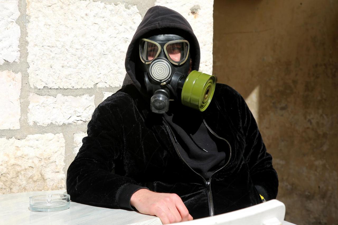 Šibenčanin došao na kavu s gas maskom