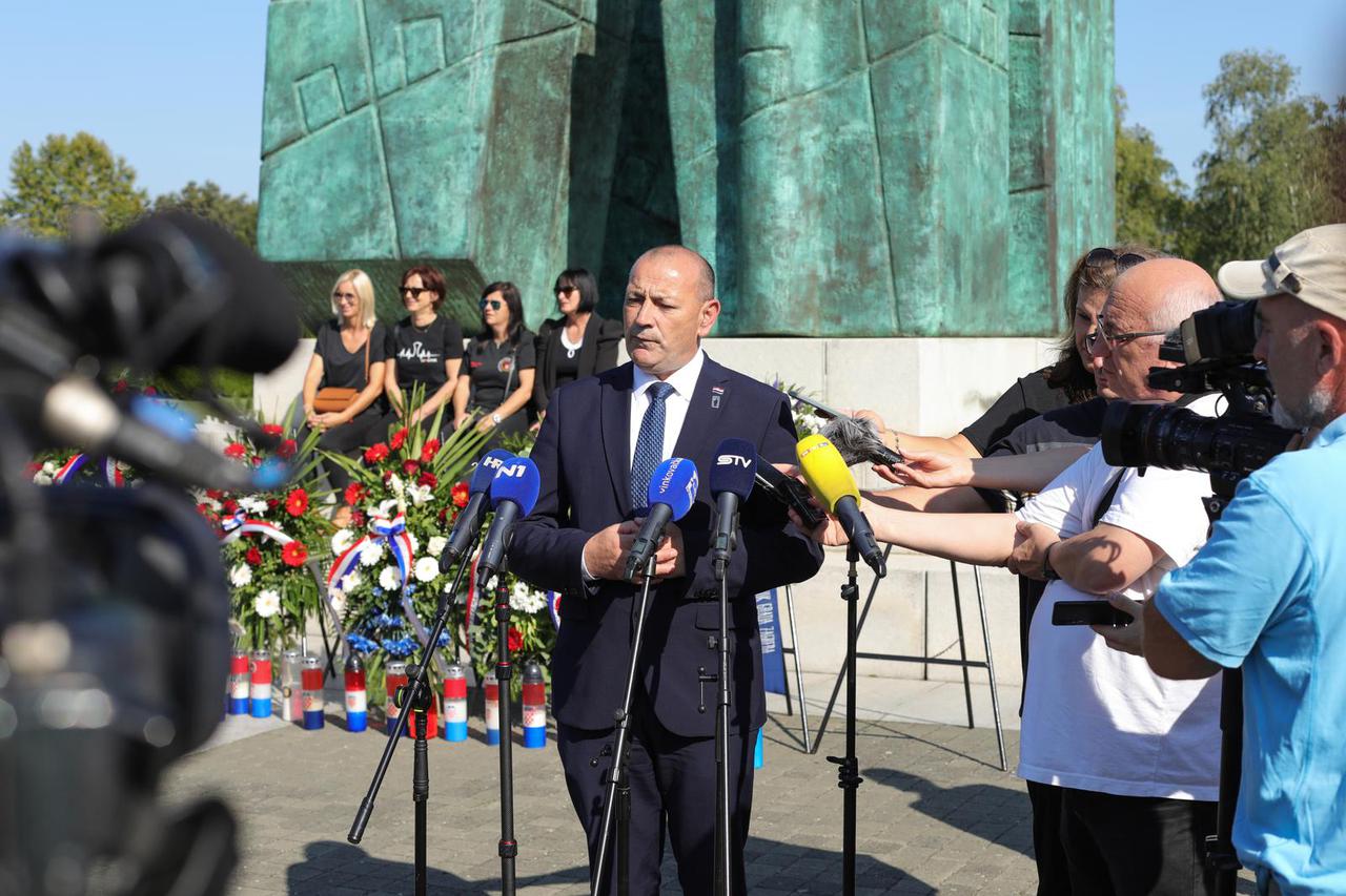 Vukovar: Polaganje vijenaca obitelji nestalih povodom Međunarodnog dana nestalih