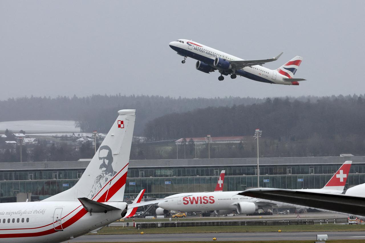 FILE PHOTO: An Airbus A320 aircraft of British Airways takes off at Zurich Airport near Ruemlang