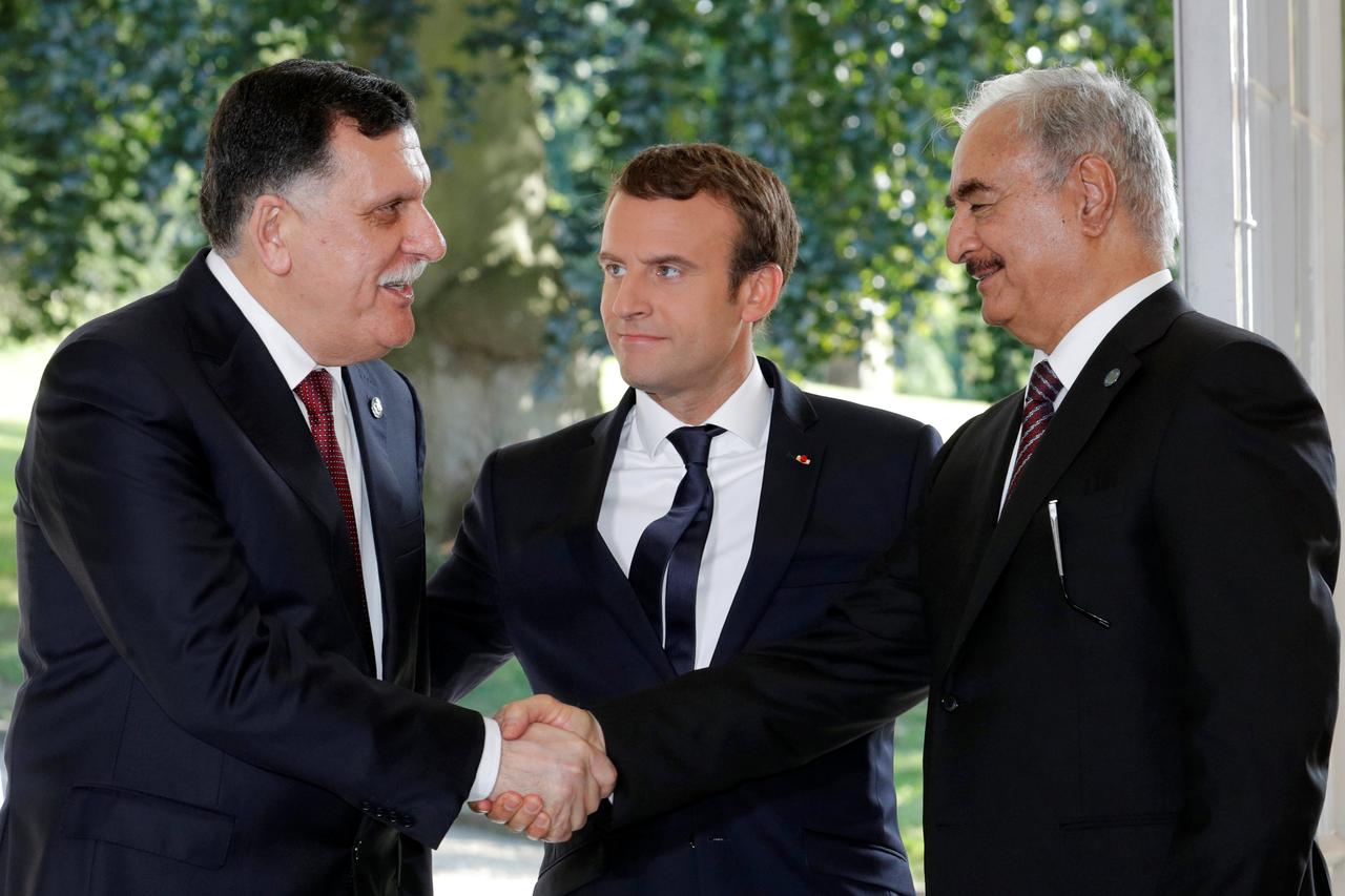 Macron sa zavađenim libijskim liderima Al-Sarrajom (lijevo) i Haftarom