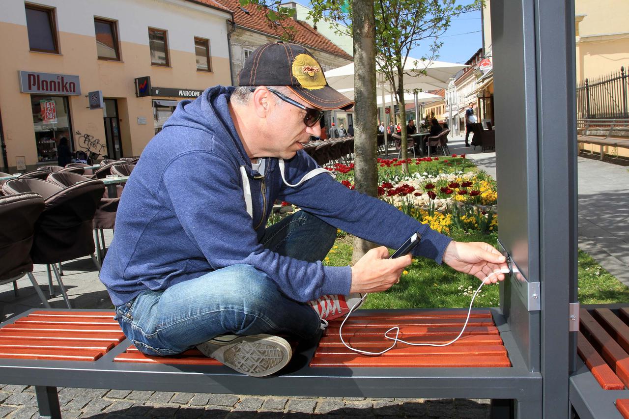 23.04.2015., Cakovec- Na Franjevackom trgu postavljene pametne klupice za punjenje mobilnih uredjaja. Photo: Vjeran Zganec Rogulja/PIXSELL