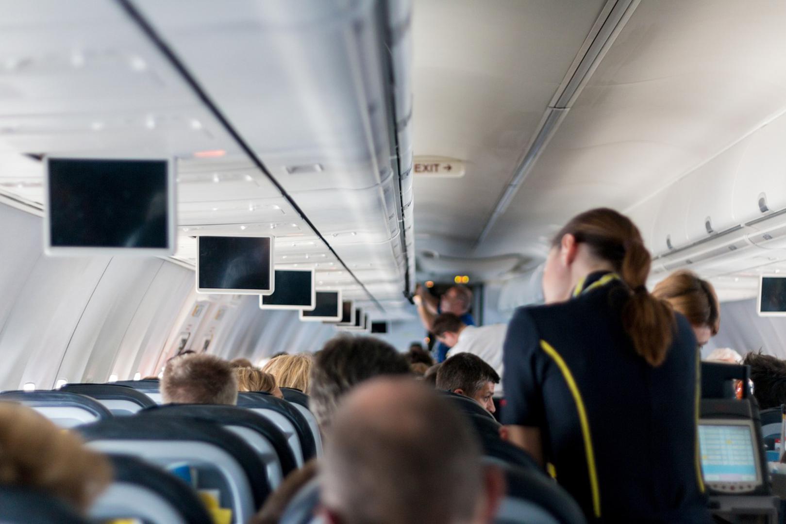 7. Stjuardesama su plaćeni samo oni sati koje provedu u letu. Sva priprema prije leta, uređivanje kabine i provjeravanje hrane ne plaćaju se, tvrdi jedna stjuardesa sa 15-godišnjim iskustvom. 