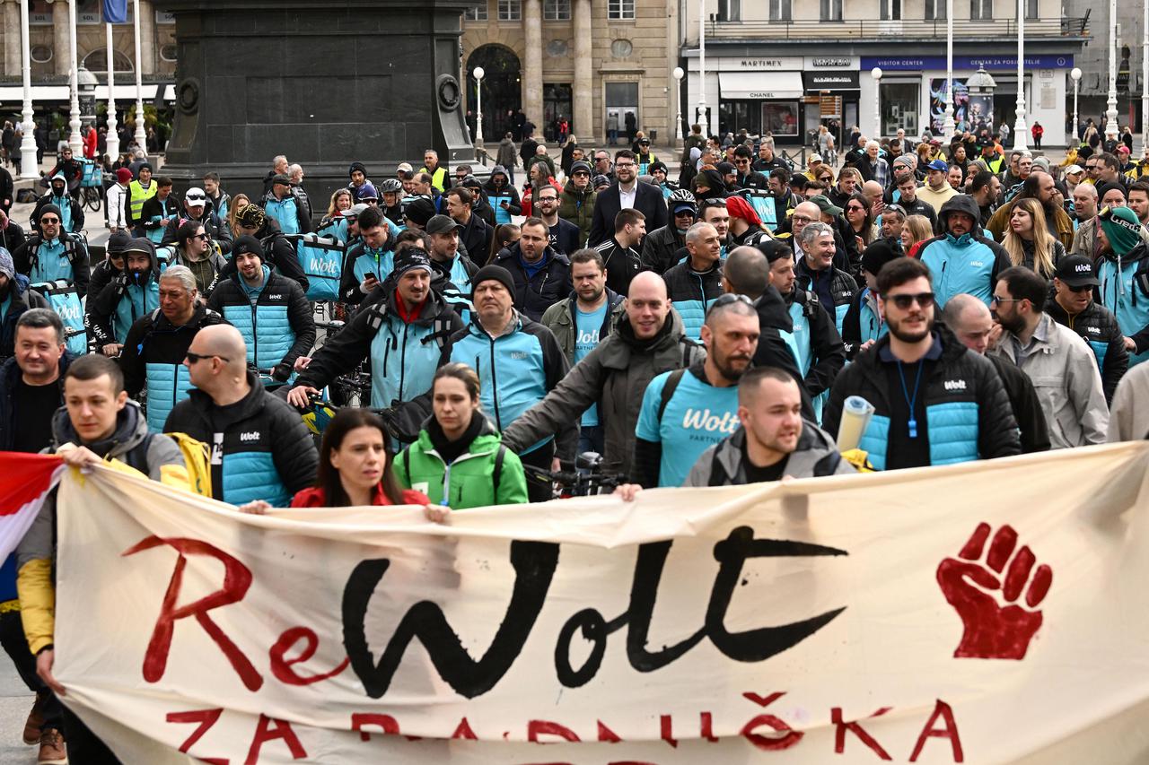 Zagreb: Prosvjed dostavljača Wolta na Trgu bana Jelačića