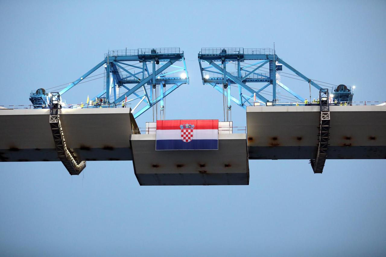 Pogled na  posljednji segment konstrukcije Pelješkog mosta koji će uskoro biti spojen