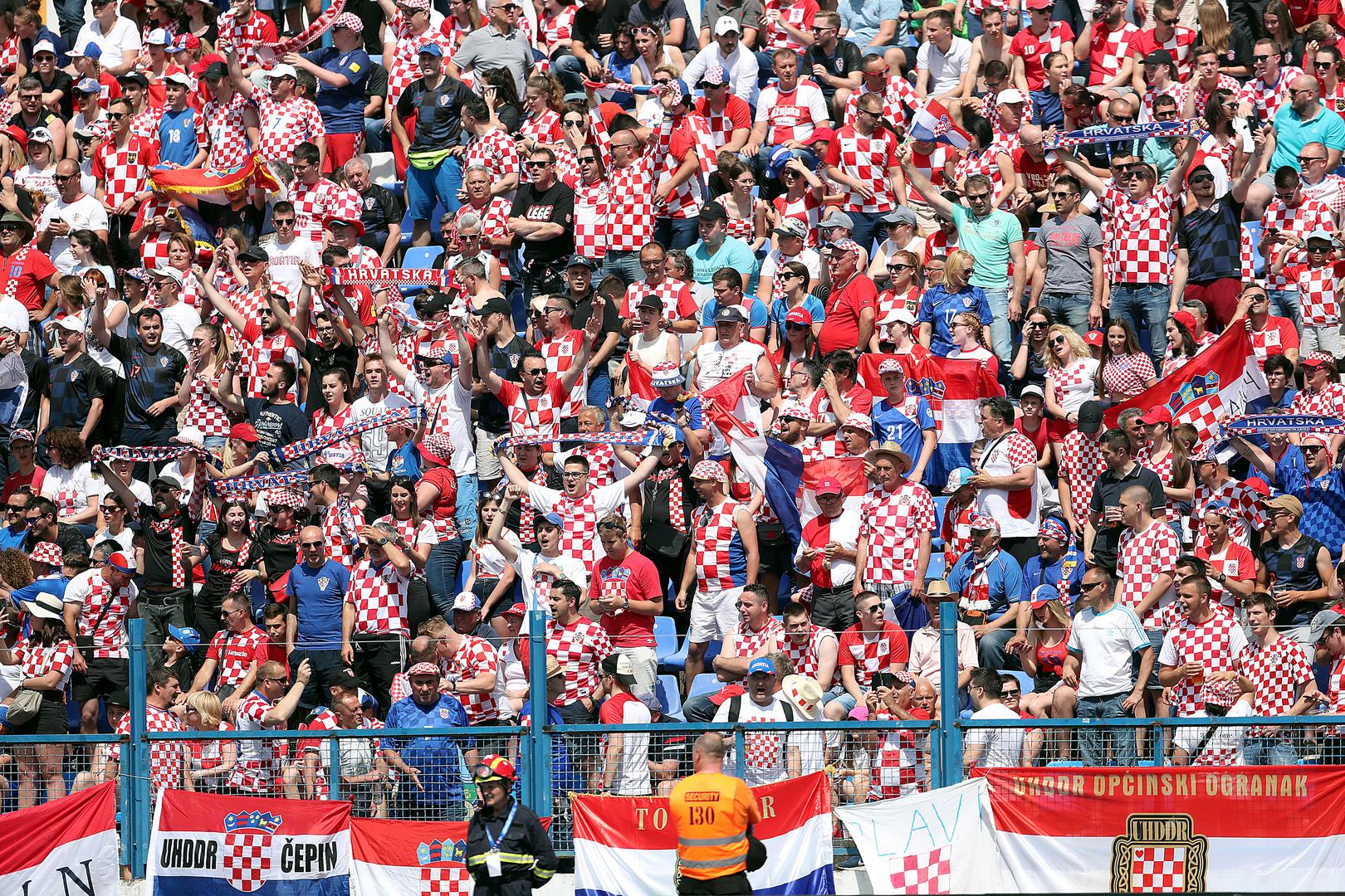 U Osijeku se skupilo 17 tisuća ljudi koji prate utakmicu na stadionu, a uoči početka utakmice sjajna je atmosfera vladala i u navijačkoj zoni ispred stadiona. 