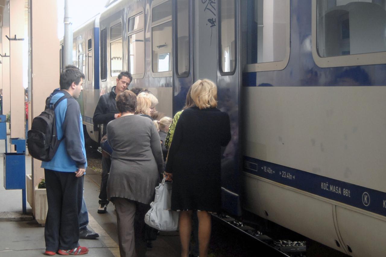 '24.09.2010., Sisak - Iz Siska vlakom na studij u Zagreb svaki dan putuje dosta studenata. Photo:Nikola Cutuk/PIXSELL'