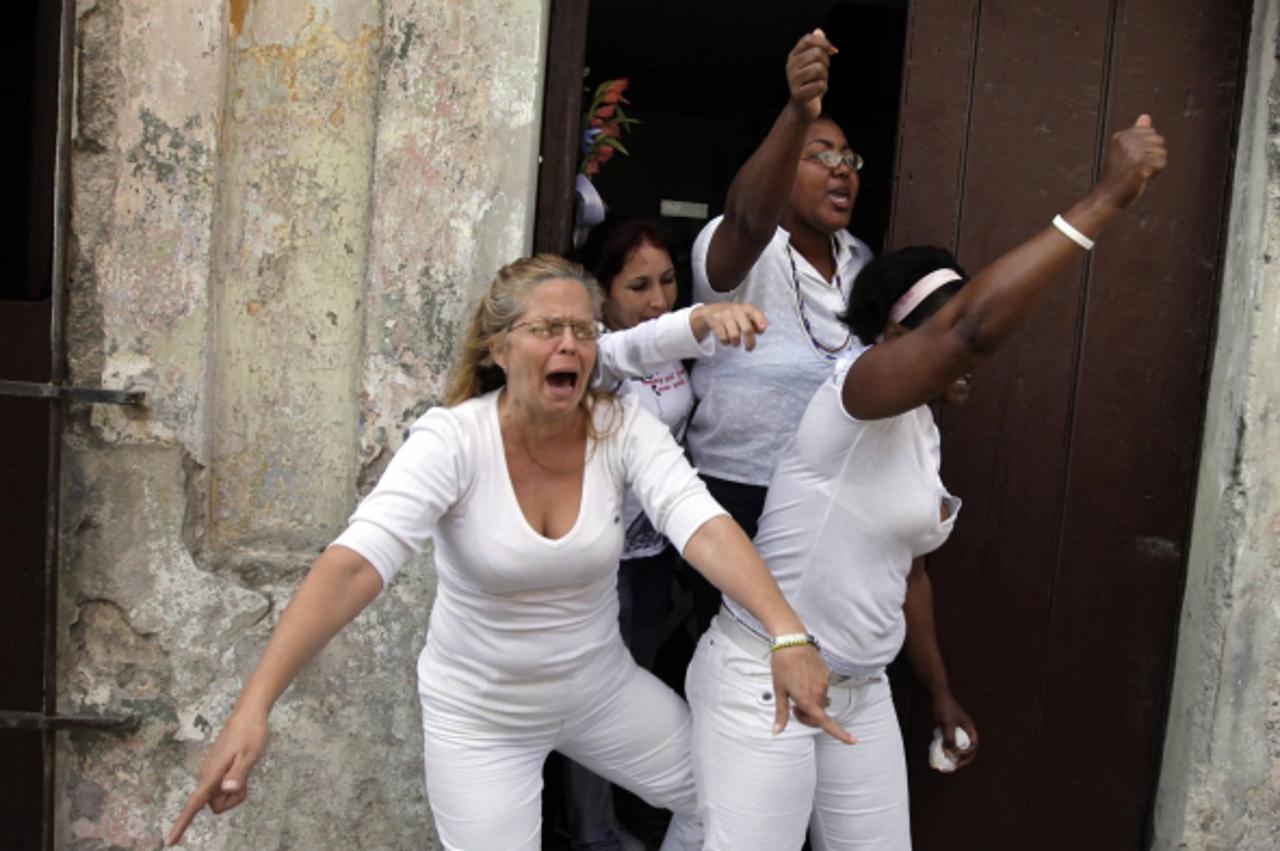Žene u bijelom na ulicama Havane