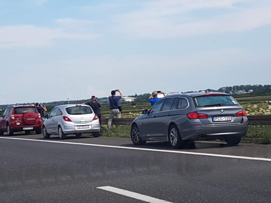 Vozači su na zagrebačkoj obilaznici zaustavili automobile kako bi snimili zrakoplov vatrenih
