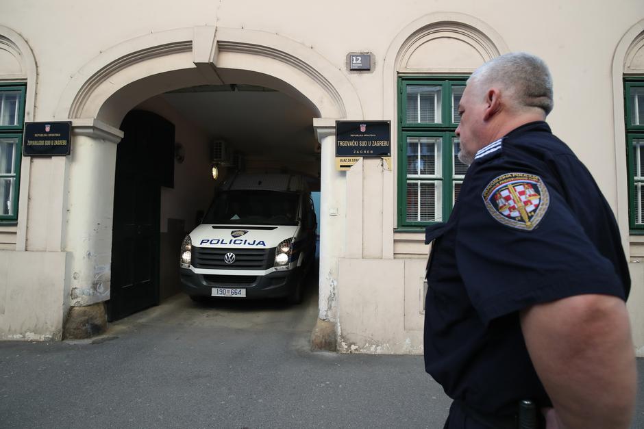 Zagreb: Dolazak policijskog kombija na Županijsku sud gdje bi trebale biti privedene dvije grupe dilera 