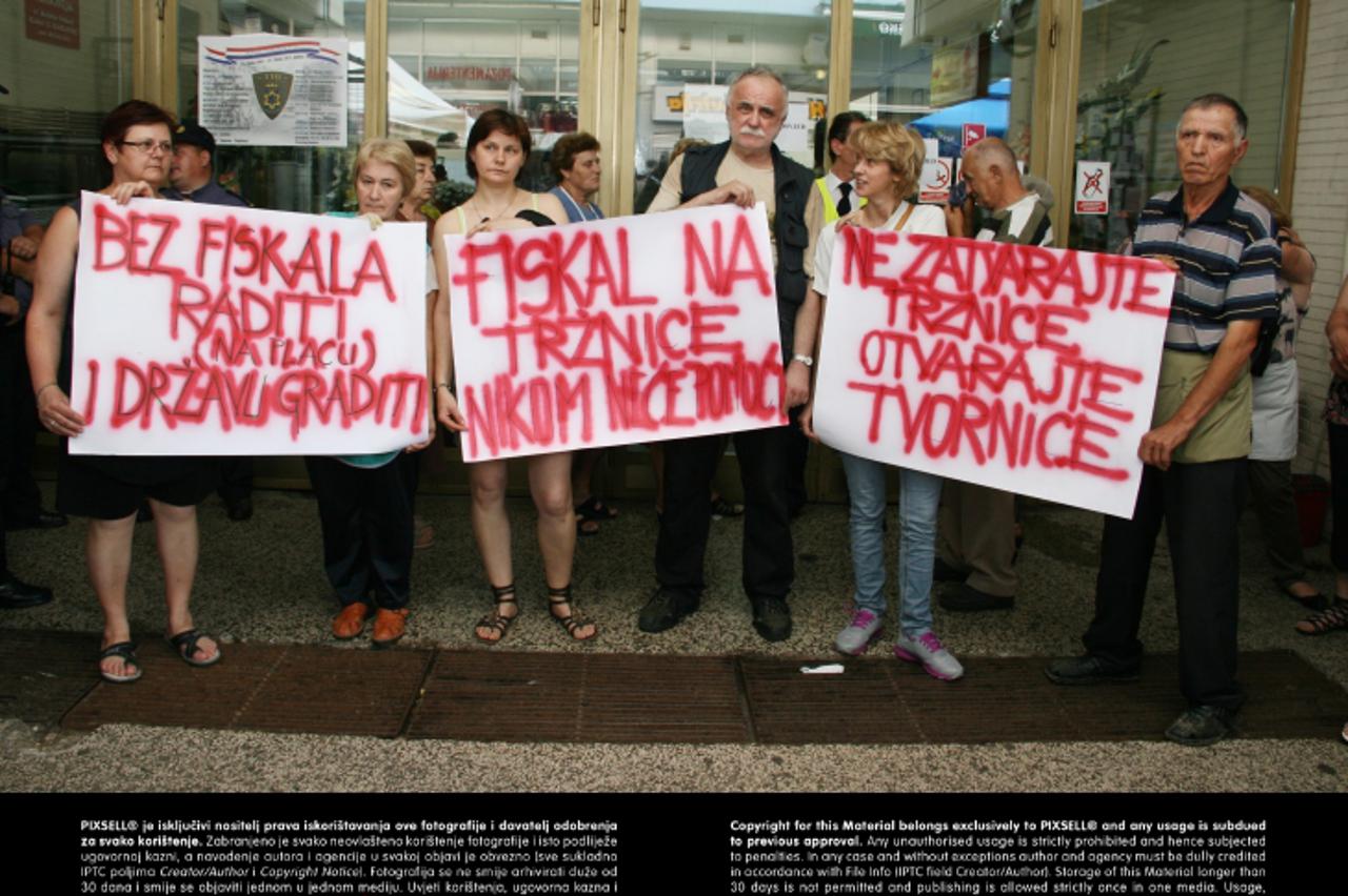 '20.06.2013., Karlovac - Preprodavaci organizirali mirni prosvjed i blokadu trznice zbog uvodenja fiskalizacije za preprodavace na trznici. Photo: Dominik Grguric/PIXSELL'