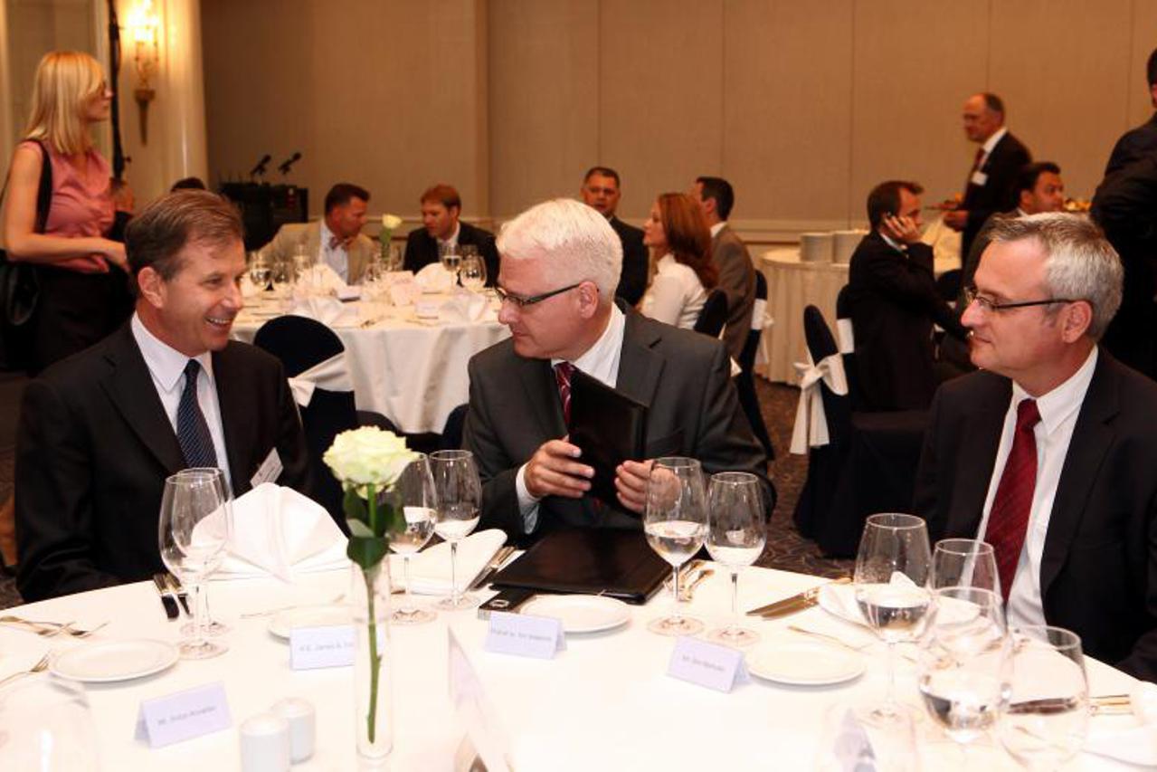 Josipović na radnom ručku s članovima AmChama (1)