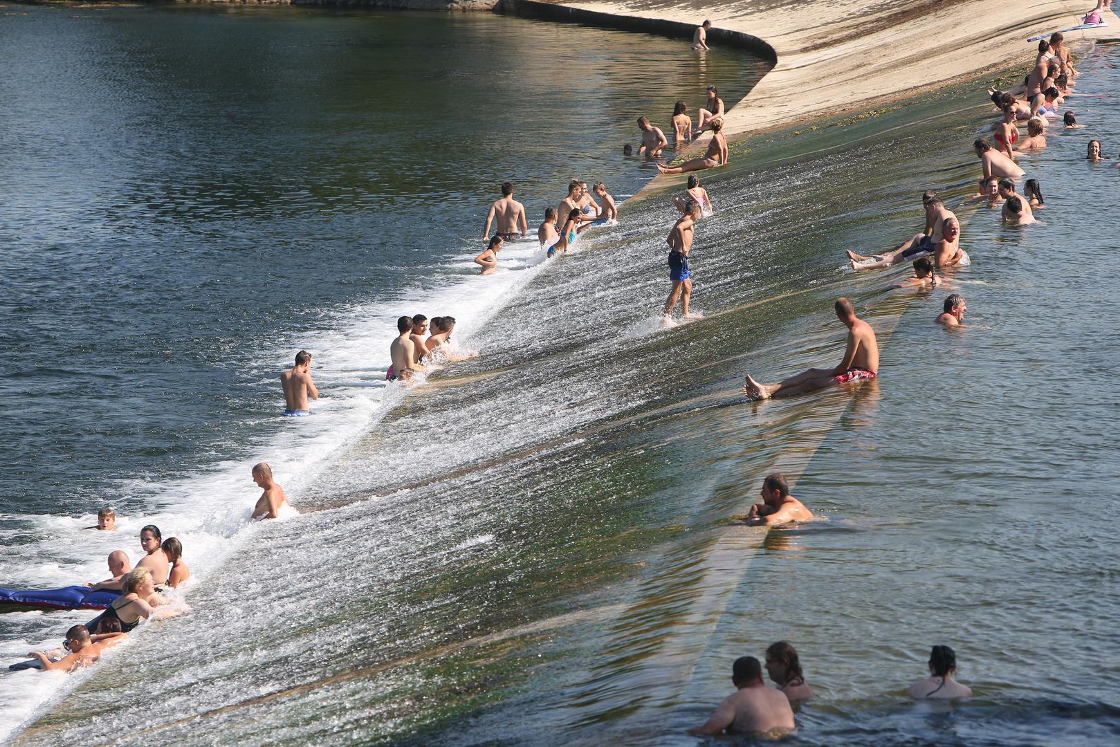 Osvježenje od visokih ljetnih temperatura brojni Karlovčani traže u rijeci Korani čija je temperatura 26 stupnjeva. Foginovo kupalište svakodnevno je prepuno kupača
