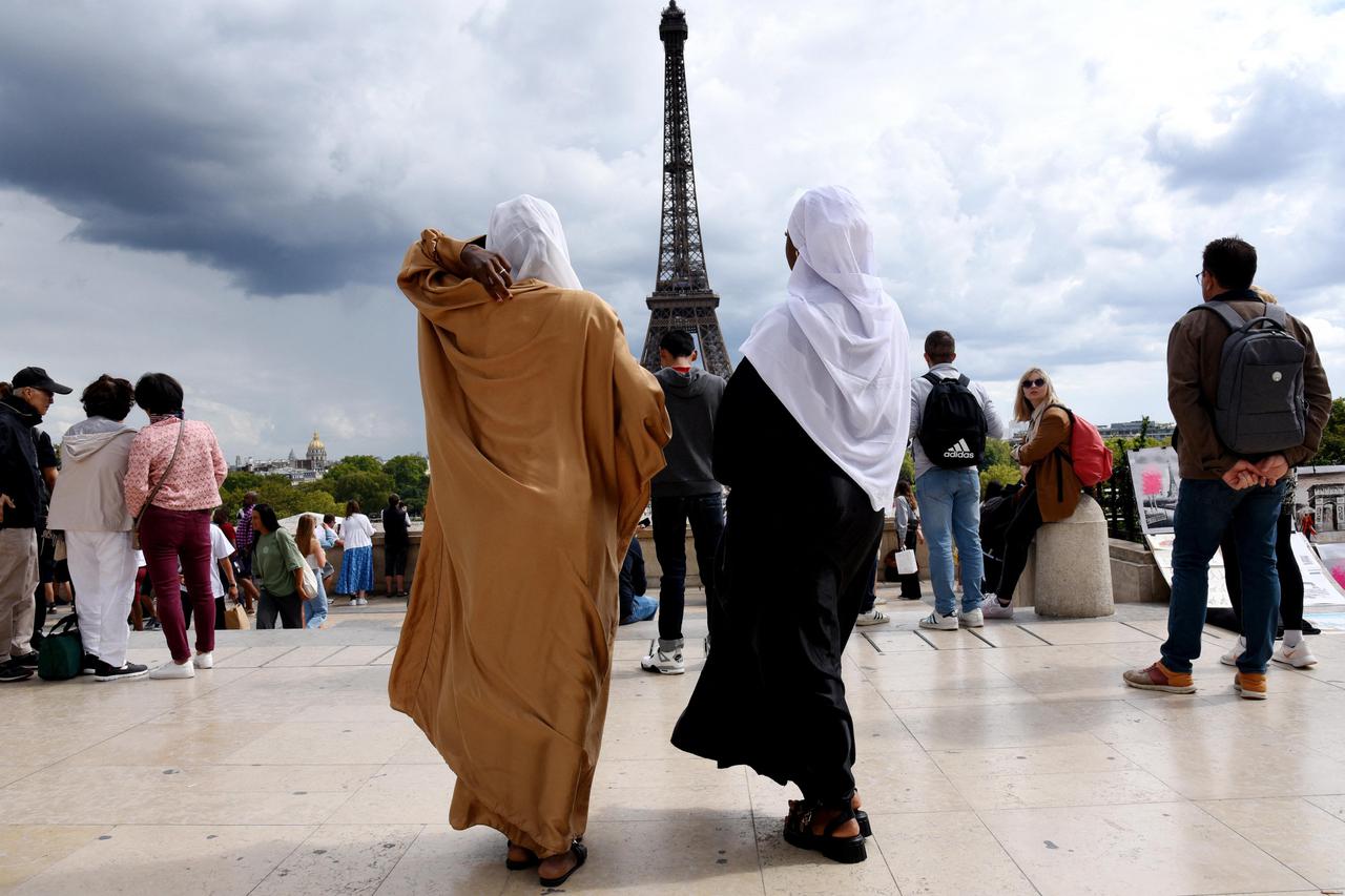 Francuska će zabraniti muslimansku abaju u školama