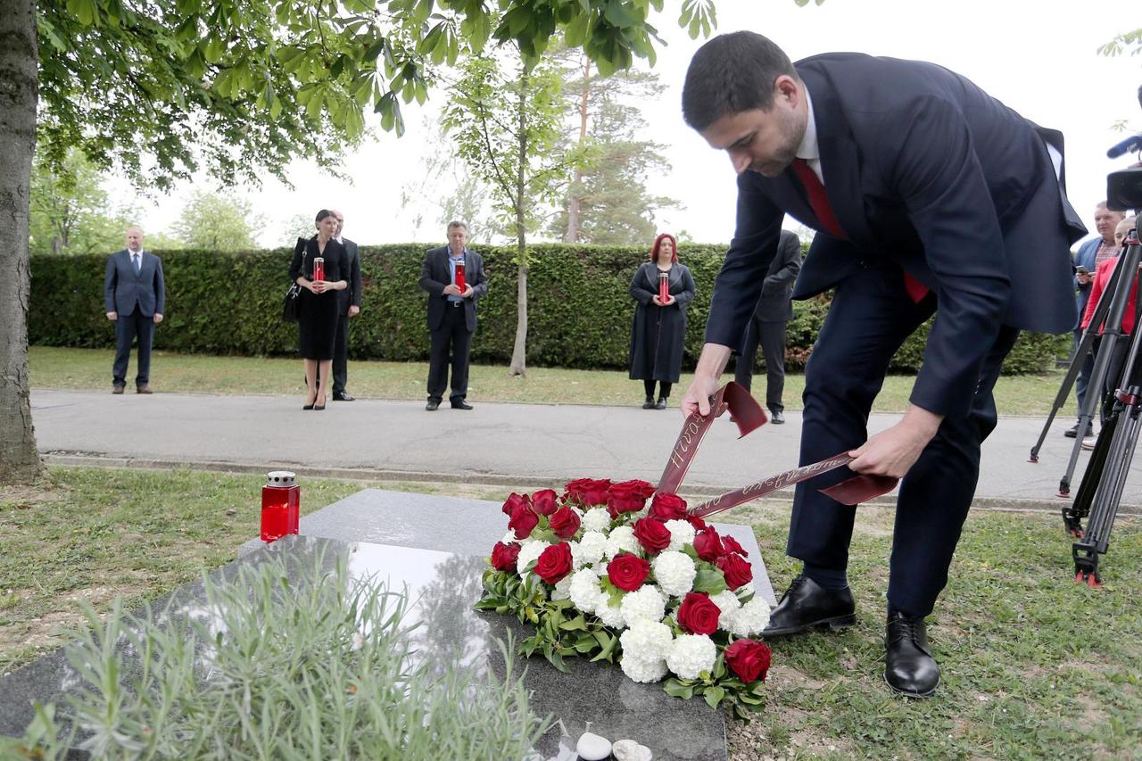 Članovi SDP-a položili vijence na grob Ivice Račana povodom obljetnice smrti