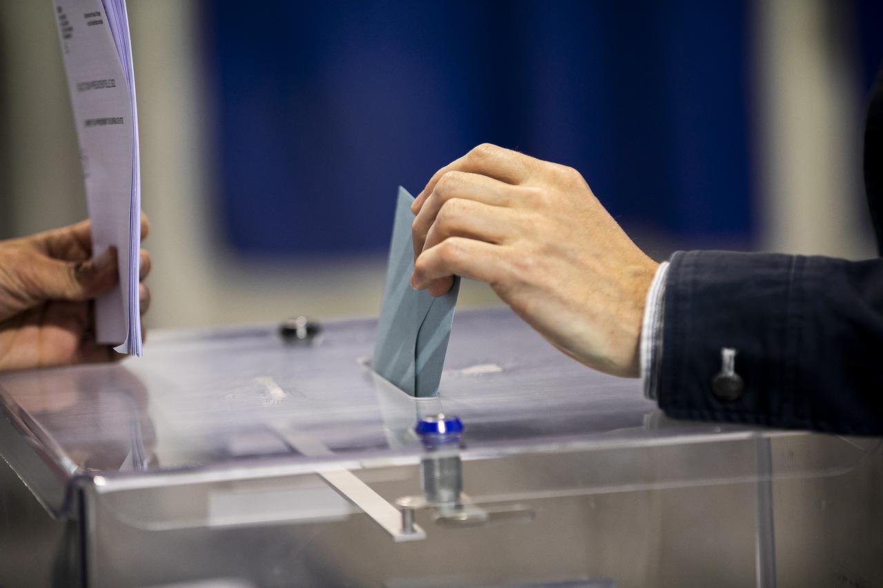 Bruxelles: Ljudi stižu na bira?ka mjesta kako bi glasali za predsjedni?ke izbore u Francuskoj
