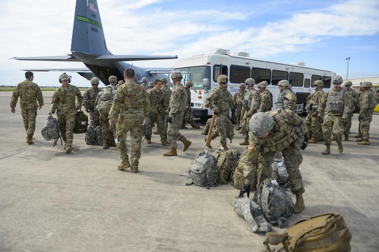 Ameri?ka vojska prevozi vojnike na jugozapadnu granicu SAD-a zbog migrantske krize