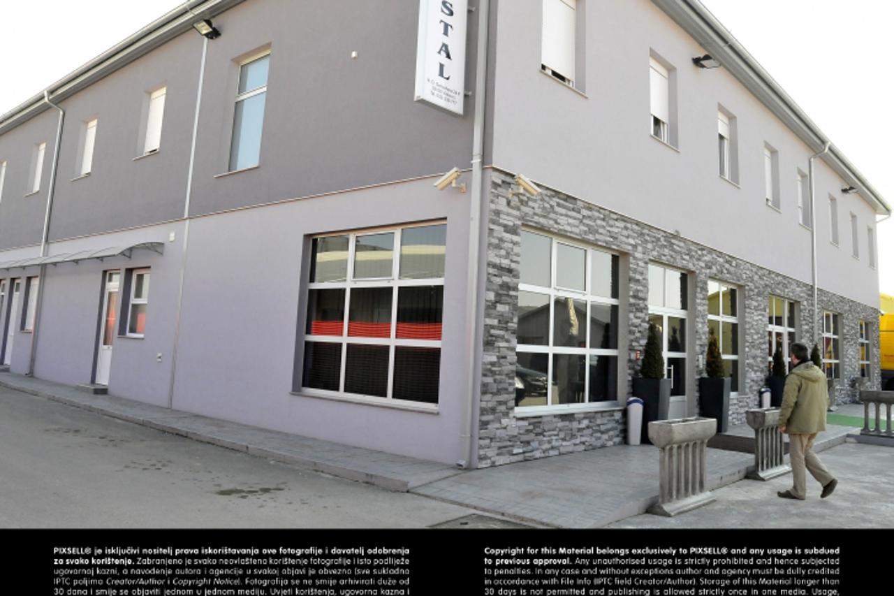 '02.03.2013., Vinkovci - Porezna inspekcija zapecatila hostel Kristal nakon sto su vlasnika nagovorili da im posluzi pice nakon 23 sata. Photo: Goran Ferbezar/PIXSELL'