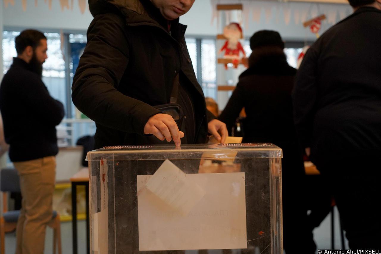 Do 13 sati na parlamentarne izbore u Srbiji izašlo je 26.6 posto građana s pravom glasa