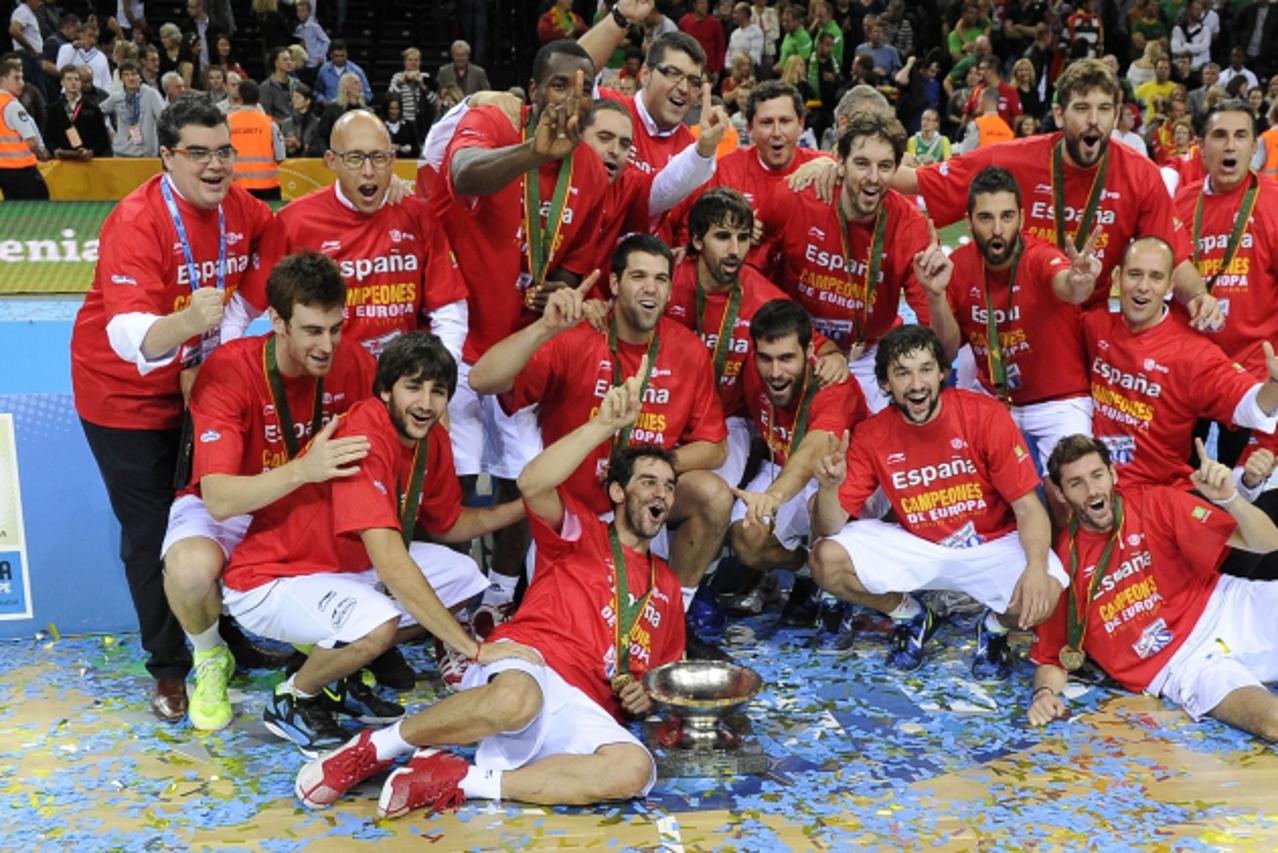 \'Spain\'s celebrate their victory at the end of the EuroBasket 2011 final between Spain and France in Kaunas on September 18, 2011.     AFP PHOTO/ JOE KLAMAR \'