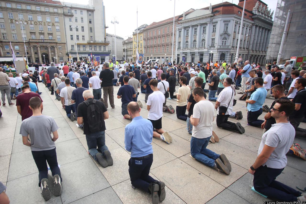 Zagreb: Muškarci na molitvi krunice na Trgu bana Jelačića