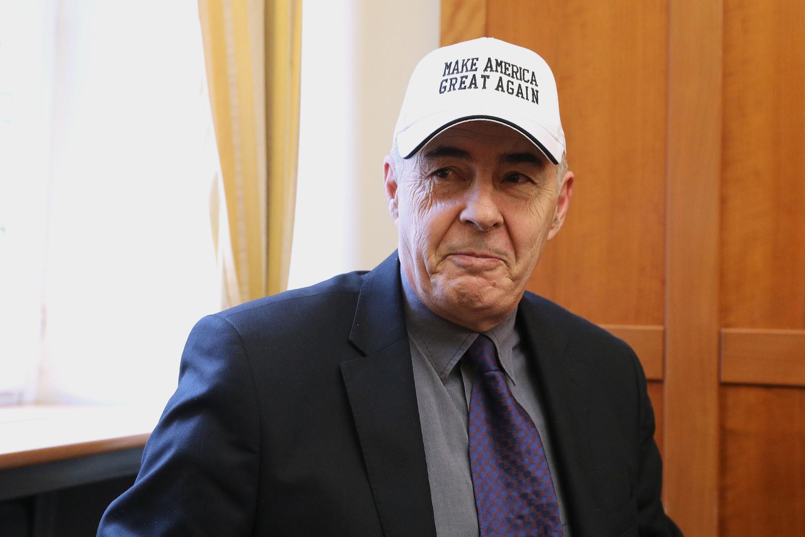Željko Glasnović u Saboru se pojavio s kapom iz kampanje Donalda Trumpa.