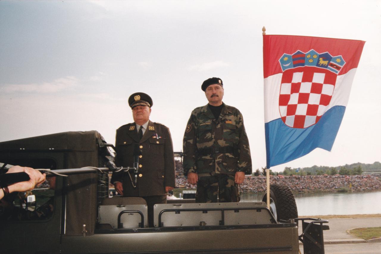 Prijavak generala Ivana Basarca i generala Janka Bobetka na svečanom mimohodu OSRH u svibnju 1995. godine
