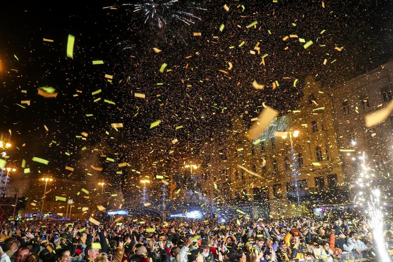 Zagreb: Atmosfera na dočeku nove 2024. godine na Trgu bana Jelačića