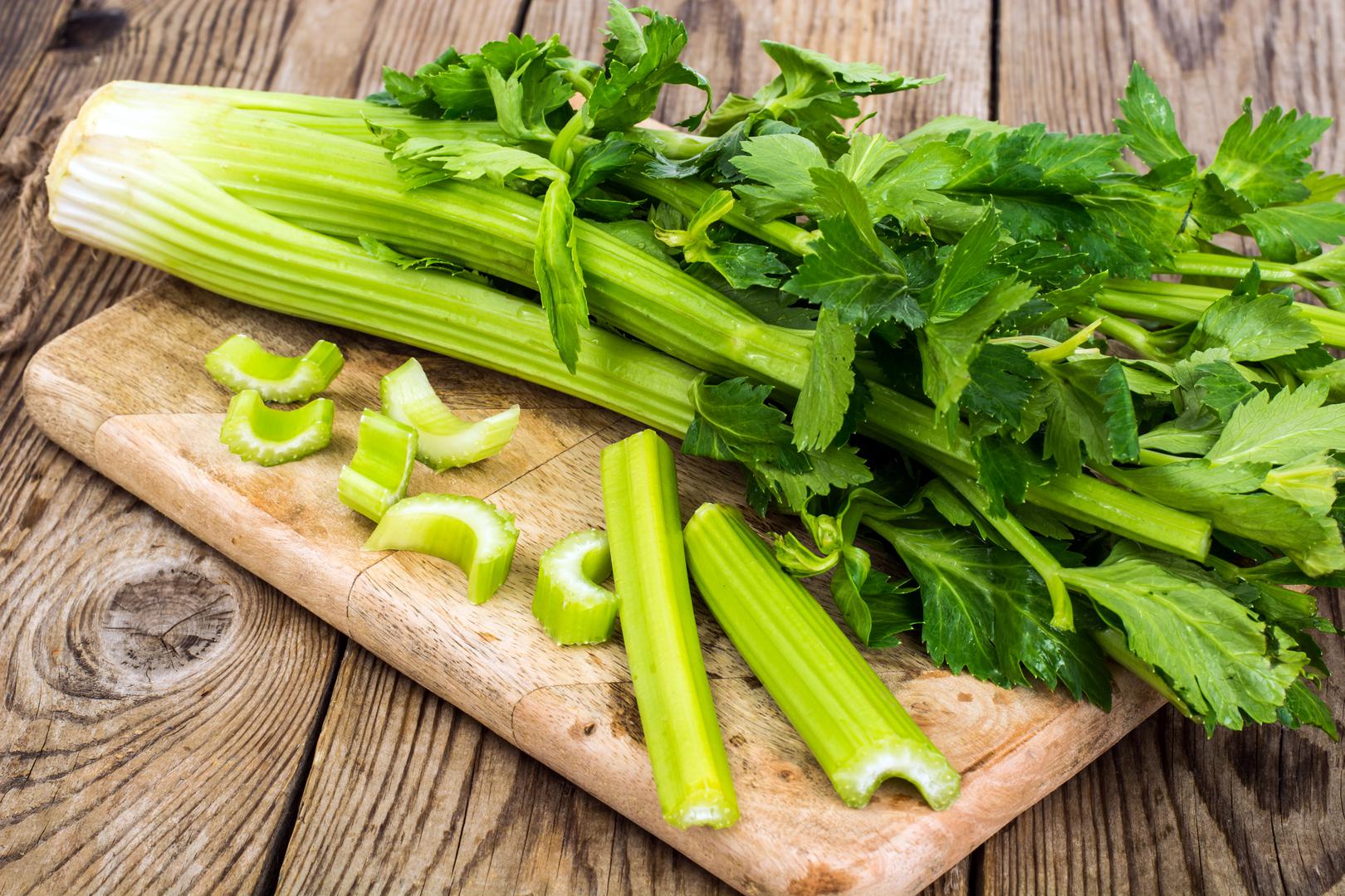Celer: Celer je kao stvoreno povrće za prirodno snižavanje krvnog tlaka. Bogat je vlaknima te sadrži aktivne tvari koje opuštaju mišiće u stijenkama arterija te tako snižava krvni tlak i jača cijeli krvožilni sustav. Uvođenjem korijena, stabiljke ili lista celera u svakodnevu prehranu ubrzo ćete osjetiti njegov pozitivan efekt. Iako celer u svom sastavu sadrži i natrij koji povisuje krvni tlak, ima ga u malim količinama (jedna stabiljka sadrži 35 mg natrija) pa neće negativno utjecati na vaše zdravlje. Za snižavanje krvnog tlaka preporučuje se sok od celera.