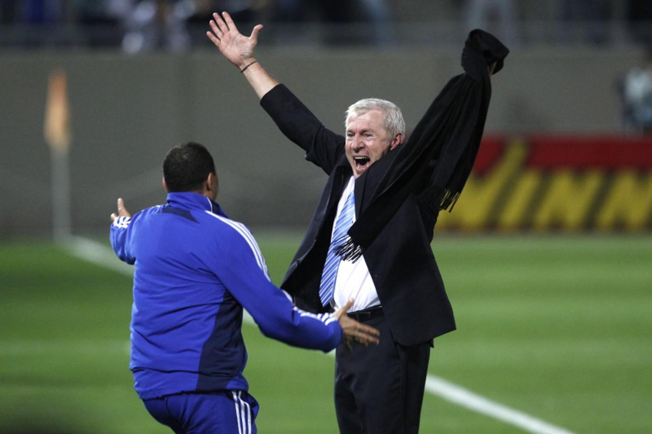 'Israel\'s head coach Luis Fernandez (R) reacts at the end of the match against Georgia during the Euro 2012 qualifier in Tel Aviv March 29, 2011. REUTERS/Nir Elias (ISRAEL - Tags: SPORT SOCCER)'
