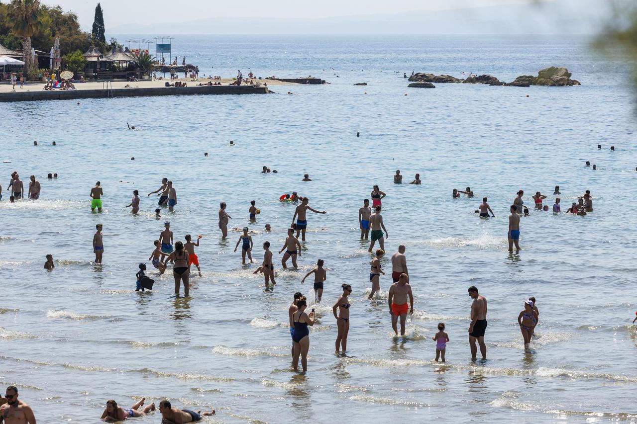 Split: Nedjeljno jutro brojni su proveli na kupanju na plaži Bačvice