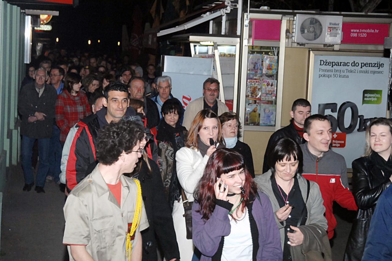 \'12.03.2011., Sisak - Prvi protuvladin prosvjed organiziran je i u Sisku. U njemu je sudjelovalo 400-tinjak Siscana koji su prosvjednom setnjom kroz grad izrazili svoje nezadovoljstvo radom Vlade RH.