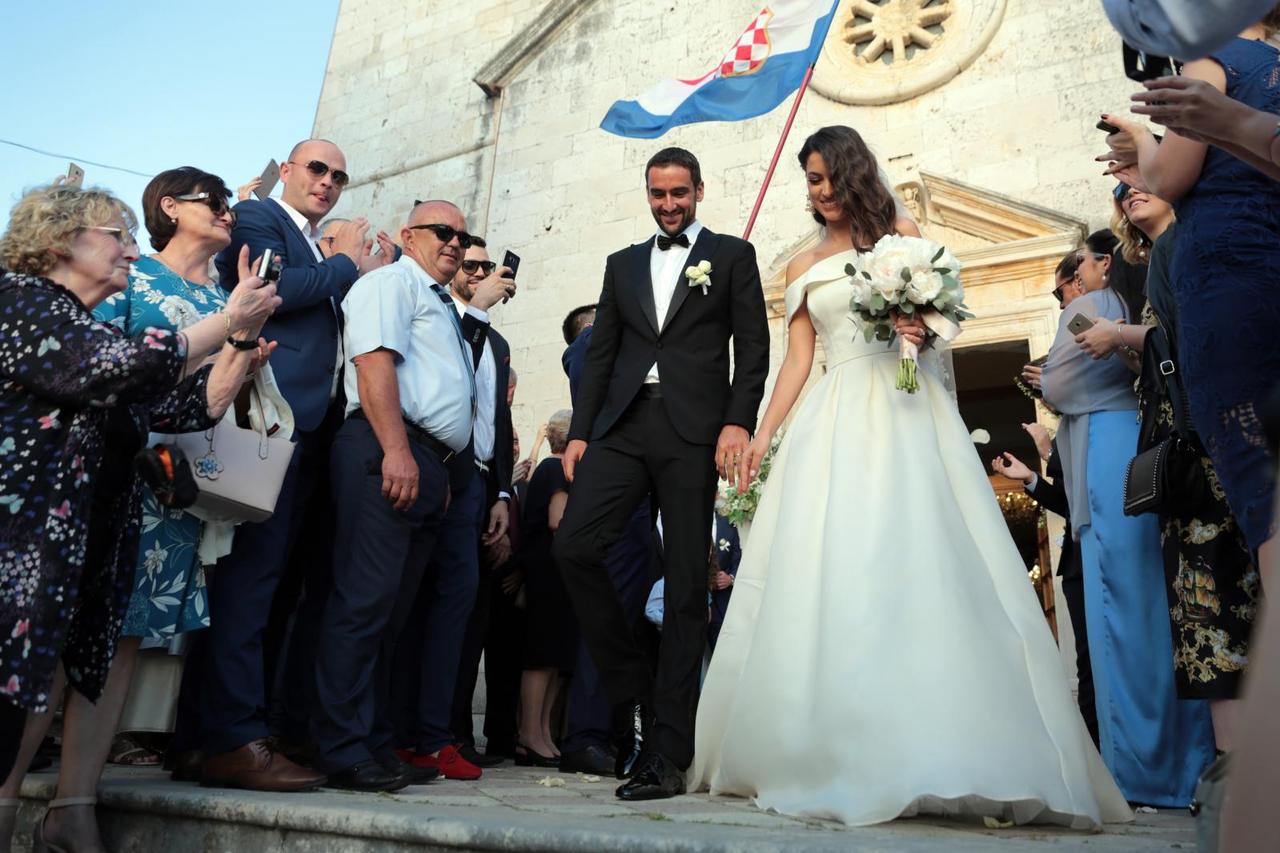 Marin Čilić sa suprugom Kristinom izlazi iz crkve nakon vjenčanja