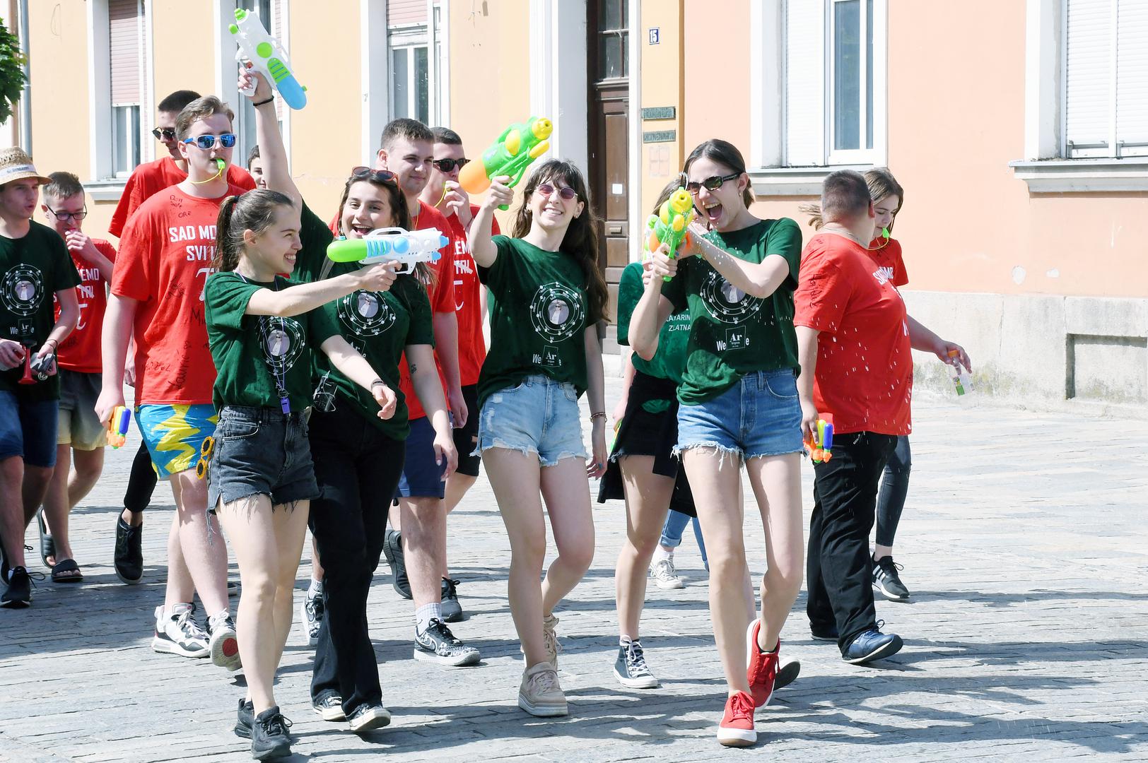 25.05.2022., Sisak - Setnjom gradskim ulicama sisacki gimnazijalci oprostili su se od srednjoskolskog obrazovanja. Photo: Nikola Cutuk/PIXSELL
