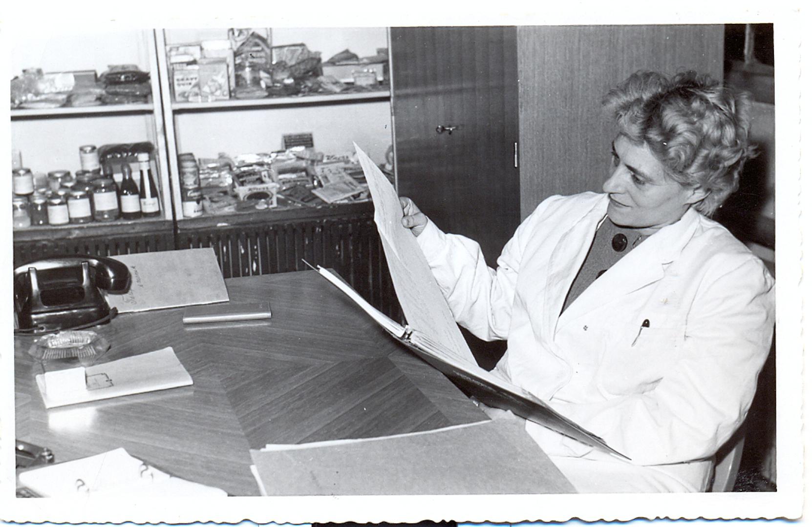 Vegeta je službeno registrirana
6. siječnja 1959.
Za njezinu recepturu najzaslužnijom se smatra prof. Zlata Bartl
(na slici u Birou za unapređenje proizvodnje u Podravci 1962.)