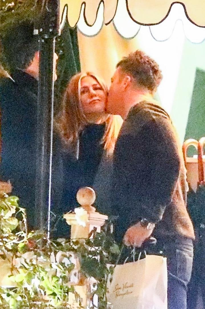  Paparazzi su zvijezdu serije "Prijatelji" ovaj vikend snimili na izlazu iz jednog restorana u Los Angelesu iz kojeg je izašla zagrljena s jednim muškarcem koji joj  je na rastanku dao i poljubac u obraz. 